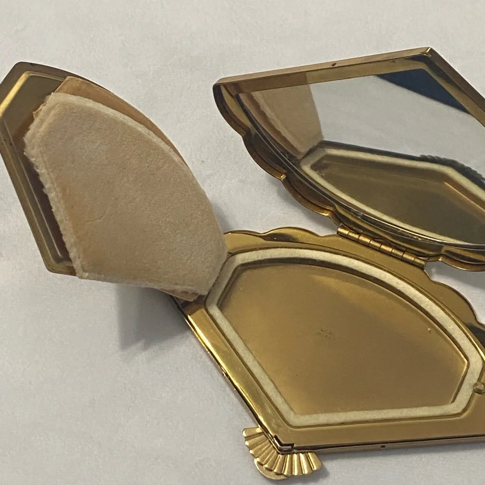 RARE 1940s Gold Henriette Mirror Compact with Etched Design - Picture 13 of 16